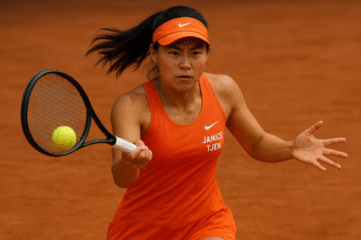 6. Text Alt Gambar: Pemain tenis wanita Janice Tjen beraksi di lapangan tanah liat US Open 2025