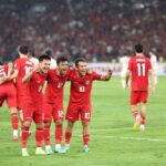Pemain Timnas Indonesia U-23 merayakan gol dengan jersey merah putih di lapangan sepak bola.
