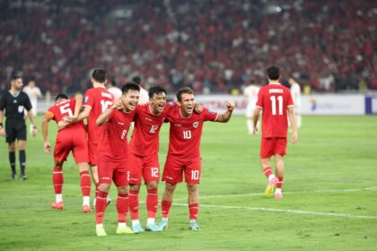 Pemain Timnas Indonesia U-23 merayakan gol dengan jersey merah putih di lapangan sepak bola.