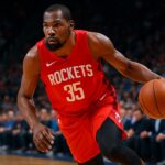 Kevin Durant mengenakan jersey Houston Rockets, sedang menggiring bola di lapangan basket.