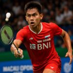 Alwi Farhan beraksi di bulutangkis Macau Open 2025.