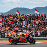 Marc Marquez sedang beraksi dengan kecepatan tinggi di Sirkuit Mandalika, disaksikan oleh para penggemar MotoGP.