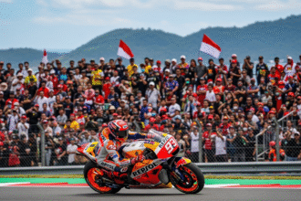 Marc Marquez sedang beraksi dengan kecepatan tinggi di Sirkuit Mandalika, disaksikan oleh para penggemar MotoGP.