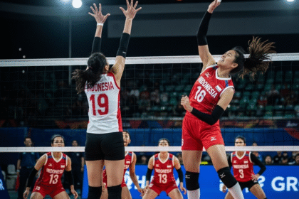 Timnas Voli Putri Indonesia U-21 sedang melakukan spike di pertandingan Kejuaraan Dunia Voli 2025.