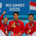 Atlet renang Indonesia Siman Sutrisna merayakan emas Sea Games 2025 di Thailand