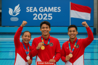 Atlet renang Indonesia Siman Sutrisna merayakan emas Sea Games 2025 di Thailand