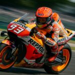 Marc Marquez mengendarai motor MotoGP-nya di lintasan balap