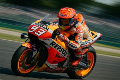 Marc Marquez mengendarai motor MotoGP-nya di lintasan balap