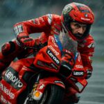 Francesco Bagnaia di motor Ducati saat hujan, ekspresi tegang setelah serangkaian kejatuhan di MotoGP 2025