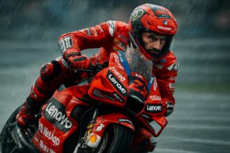 Francesco Bagnaia di motor Ducati saat hujan, ekspresi tegang setelah serangkaian kejatuhan di MotoGP 2025