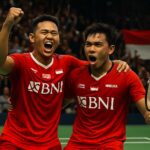 Fajar Alfian dan Muhammad Shohibul Fikri merayakan kemenangan di lapangan bulutangkis Australia Open.