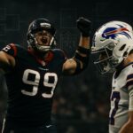 Pemain Houston Texans merayakan kemenangan dramatis atas Buffalo Bills dengan latar belakang braket playoff NFL