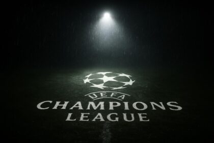 Logo Liga Champions UEFA di tengah lapangan yang gelap, melambangkan drama dan ketegangan.
