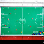 Papan taktik sepak bola dengan formasi pemain dan strategi